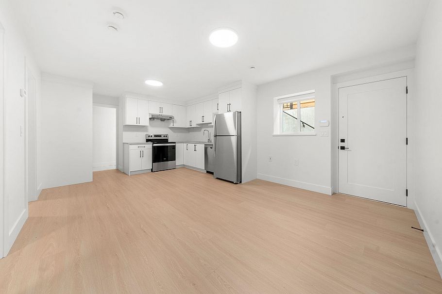 1350 Ross Road North Vancouver, BC - 32