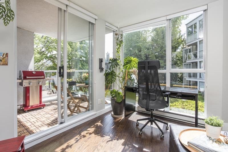 211 8460 Jellicoe Street Vancouver, BC - 4