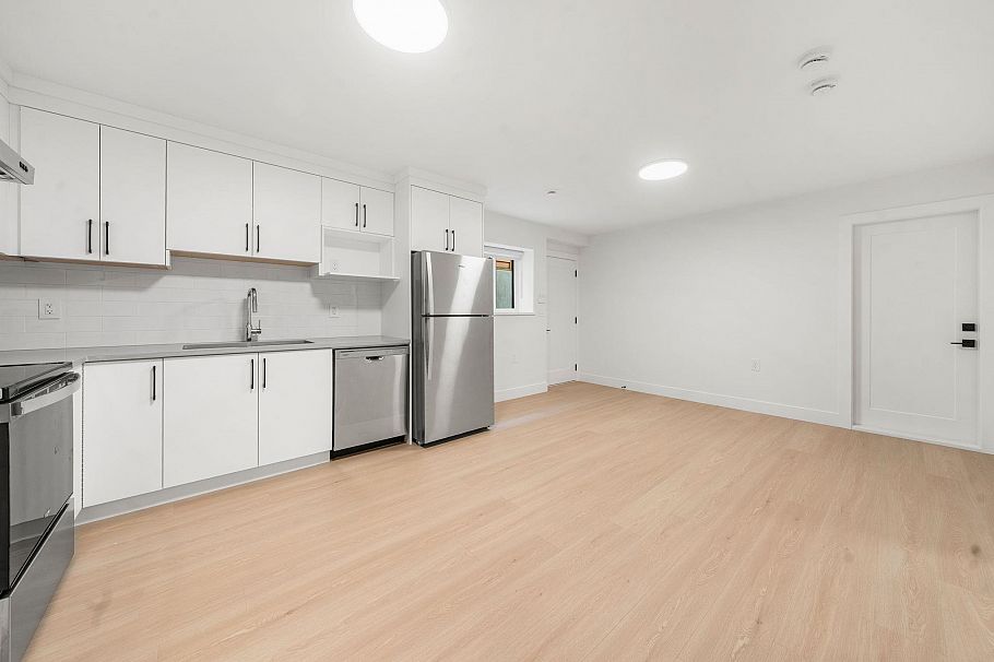 1350 Ross Road North Vancouver, BC - 31