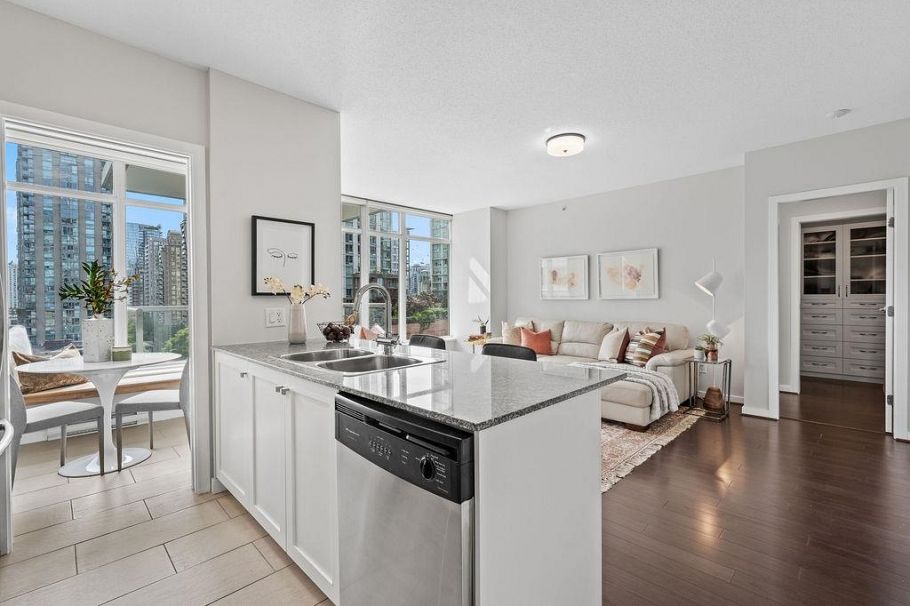 607 480 Robson Street Vancouver, BC - 10