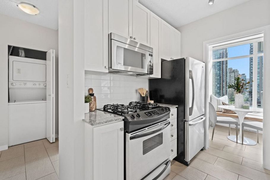 607 480 Robson Street Vancouver, BC - 9