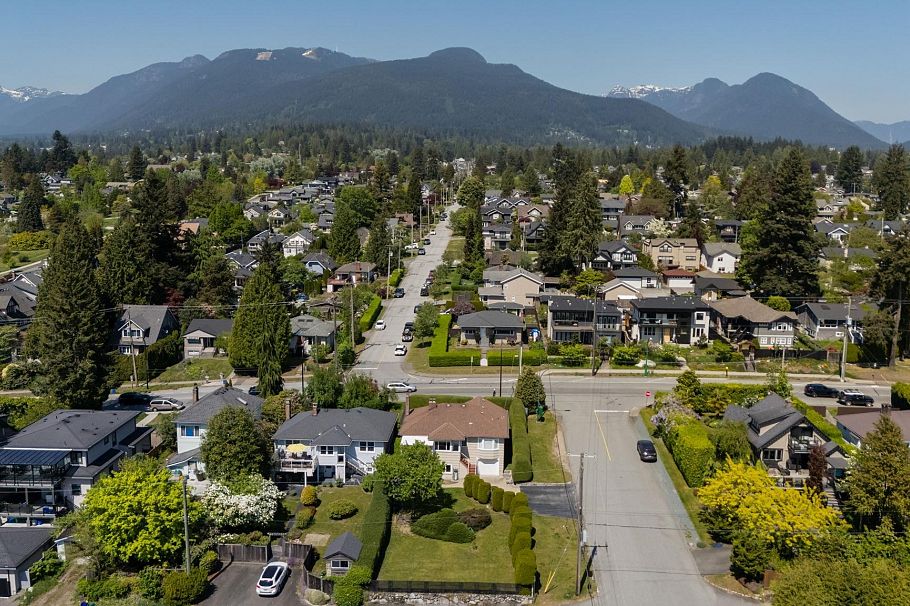 657 E Keith Road North Vancouver, BC - 33