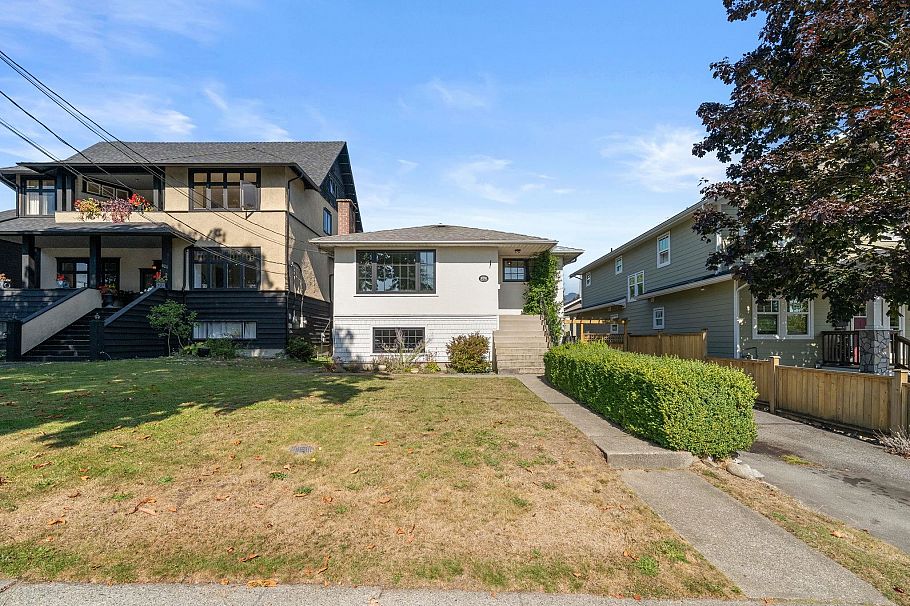 626 E 13th Street North Vancouver, BC - 36