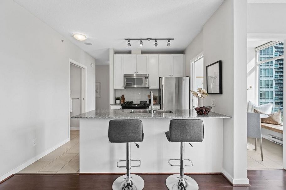607 480 Robson Street Vancouver, BC - 4
