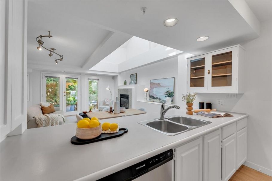 1939 W 12th Avenue Vancouver, BC - 16