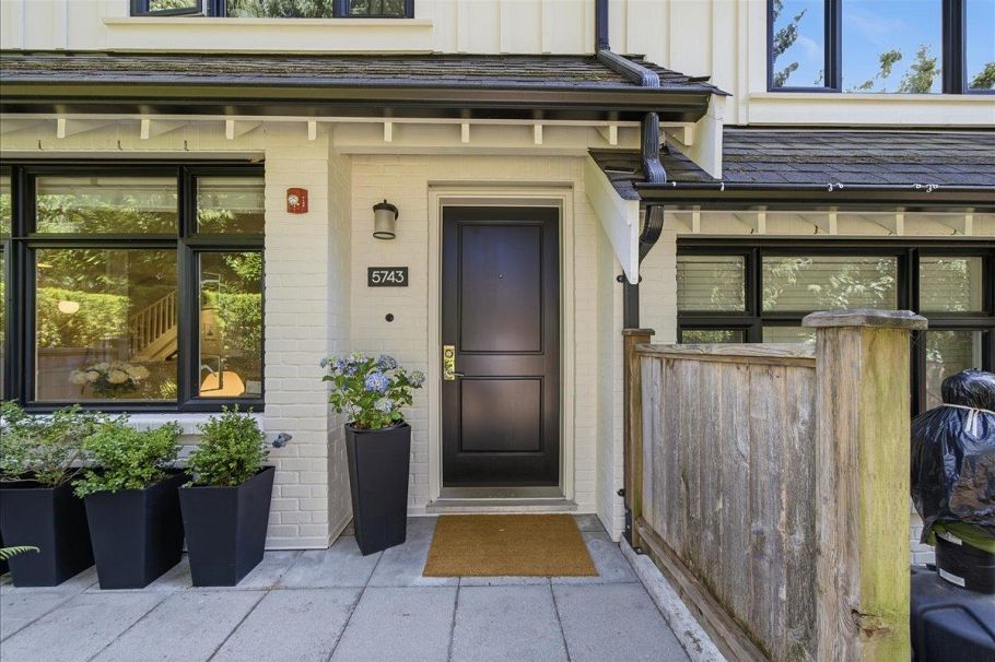 5743 St George Street Vancouver, BC - 3