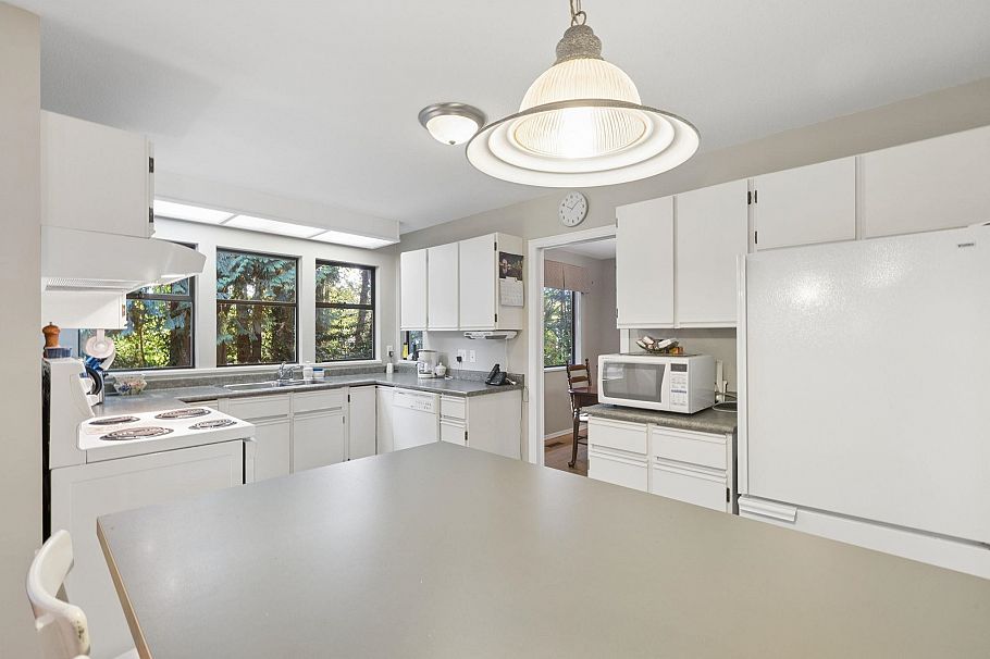 2102 Kirkstone Place North Vancouver, BC - 11