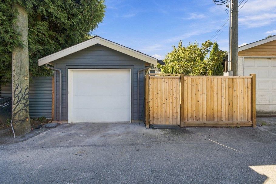 279 E 18th Avenue Vancouver, BC - 36