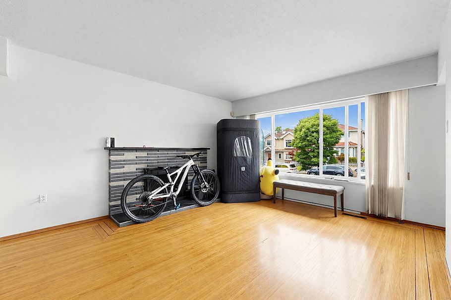 1972 E 51st Avenue Vancouver, BC - 3