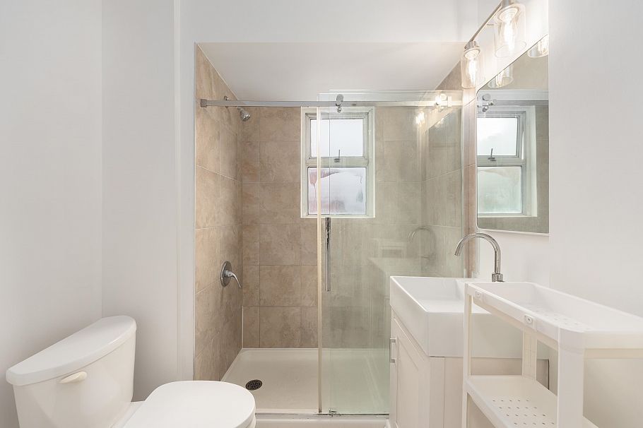 1038 E 51st Avenue Vancouver, BC - 6