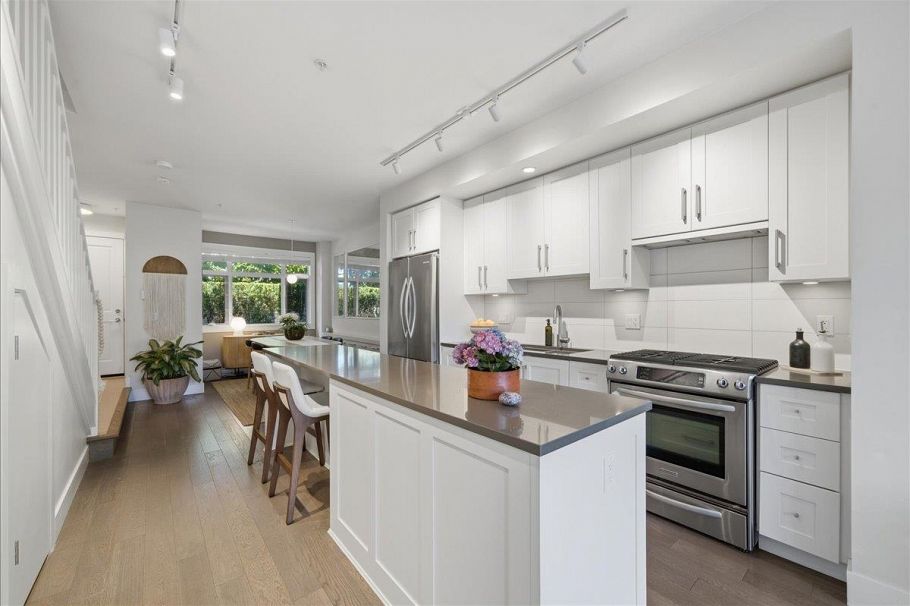 5743 St George Street Vancouver, BC - 9