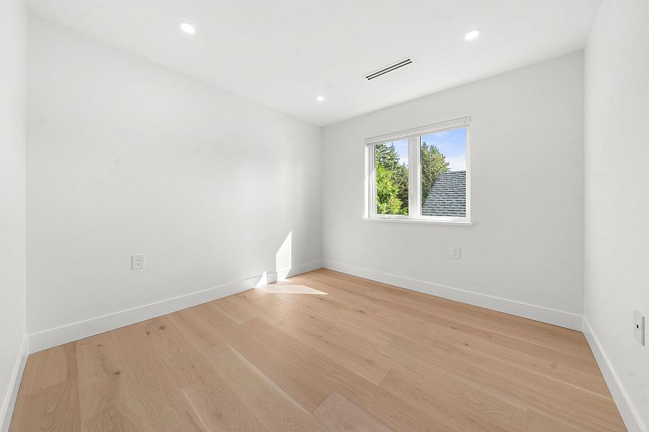 1350 Ross Road North Vancouver, BC - 28