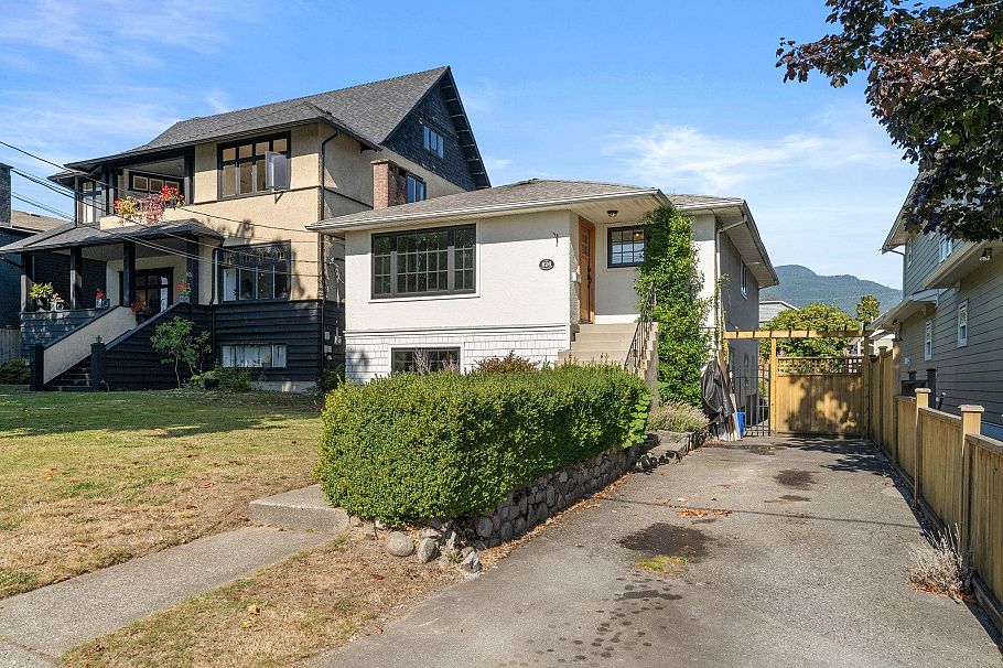 626 E 13th Street North Vancouver, BC - 37