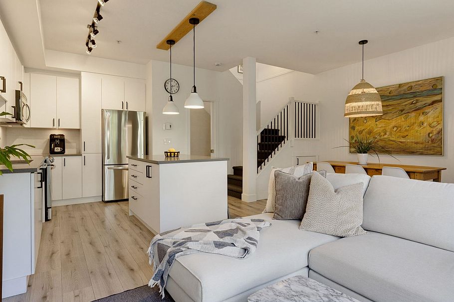 234 735 W 15th Street North Vancouver, BC - 2