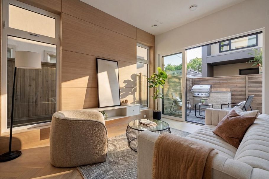 2 364 E 23rd Avenue Vancouver, BC - 1