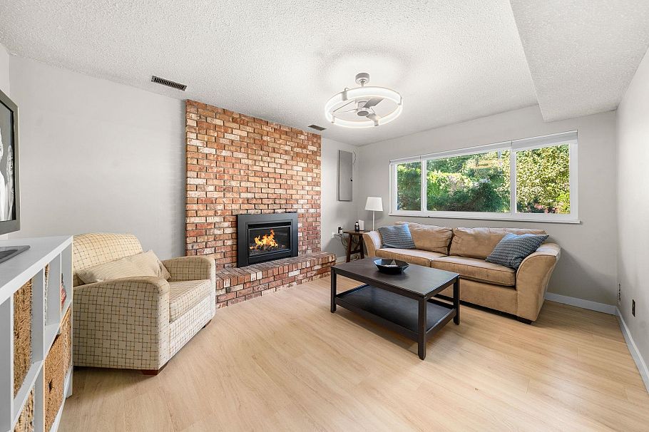 2763 Violet Street North Vancouver, BC - 26