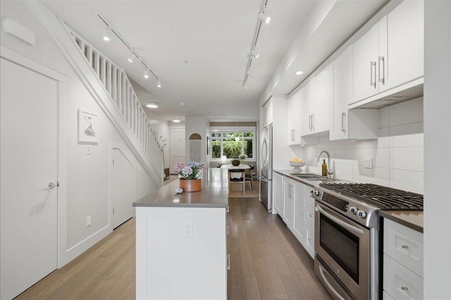 5743 St George Street Vancouver, BC - 10