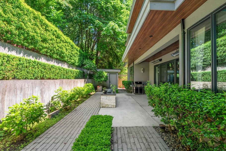 3430 Aintree Drive North Vancouver, BC - 34