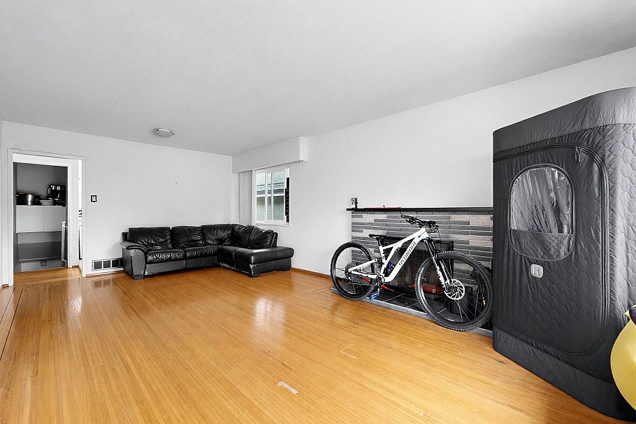 1972 E 51st Avenue Vancouver, BC - 2