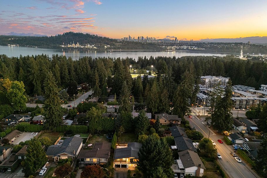 2763 Violet Street North Vancouver, BC - 2