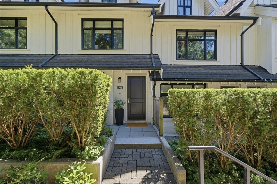 5743 St George Street Vancouver, BC - 1
