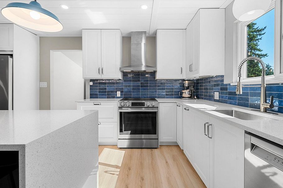 2763 Violet Street North Vancouver, BC - 10