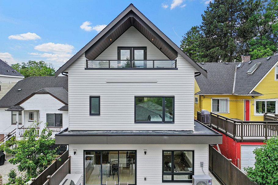 2 2211 William Street Vancouver, BC - 2