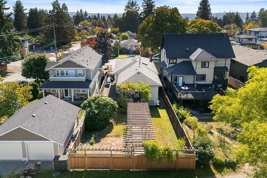 626 E 13th Street North Vancouver, BC - 38