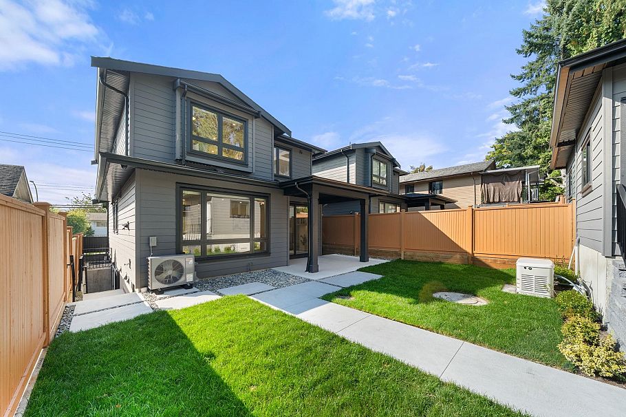 1350 Ross Road North Vancouver, BC - 40