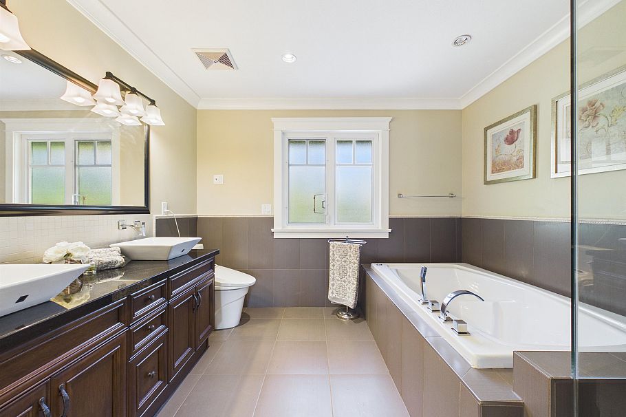 3575 W 38th Avenue Vancouver, BC - 22
