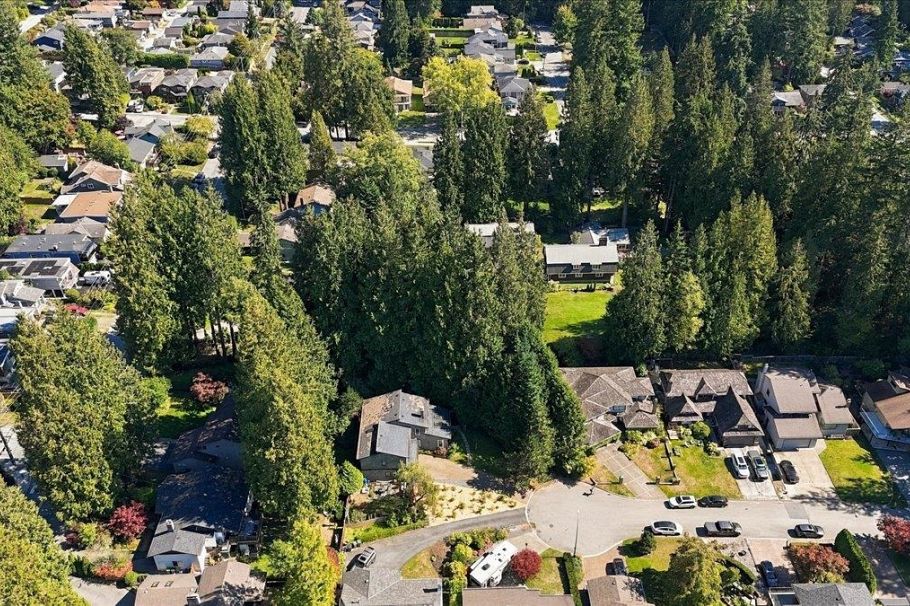4151 Fircrest Place North Vancouver, BC - 38