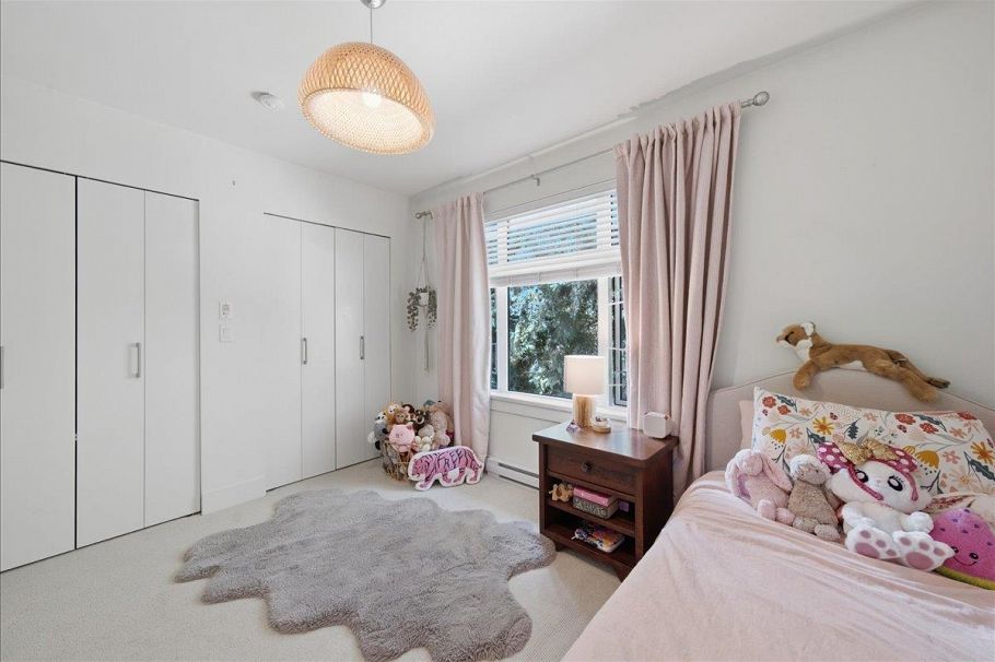 5743 St George Street Vancouver, BC - 22