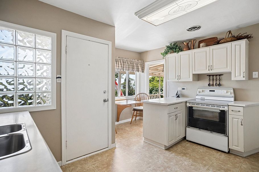 657 E Keith Road North Vancouver, BC - 13