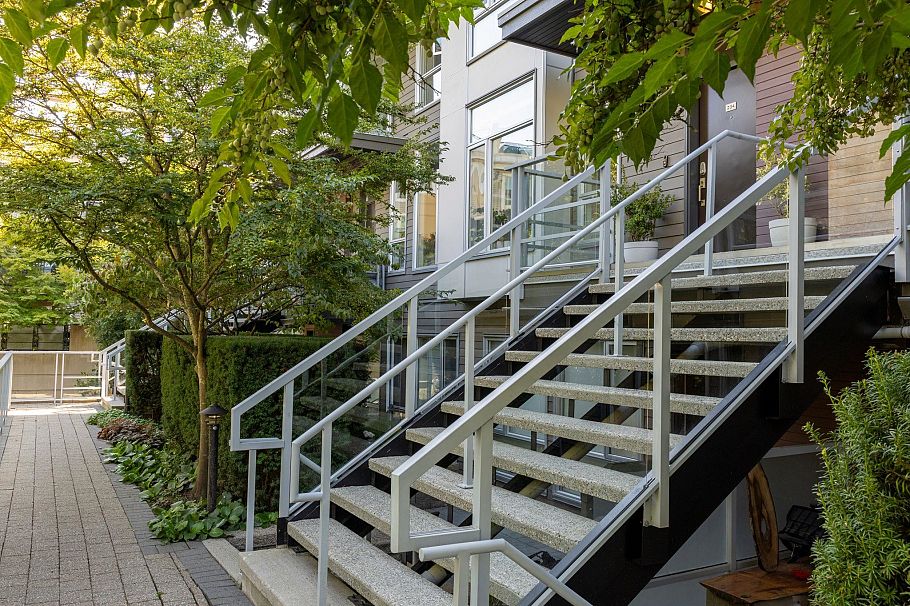 234 735 W 15th Street North Vancouver, BC - 33