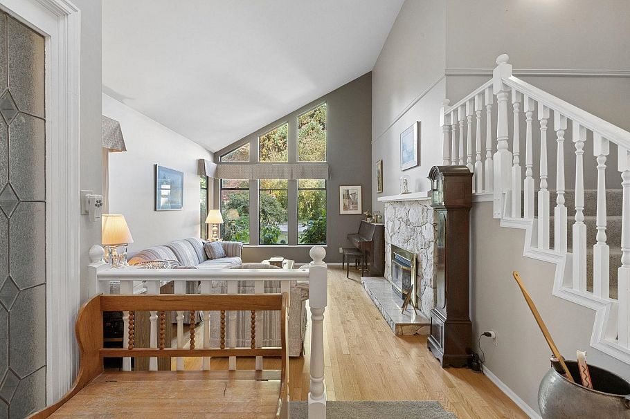 2102 Kirkstone Place North Vancouver, BC - 2