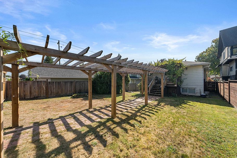 626 E 13th Street North Vancouver, BC - 34