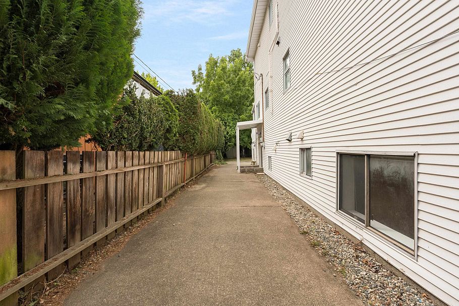 1038 E 51st Avenue Vancouver, BC - 34