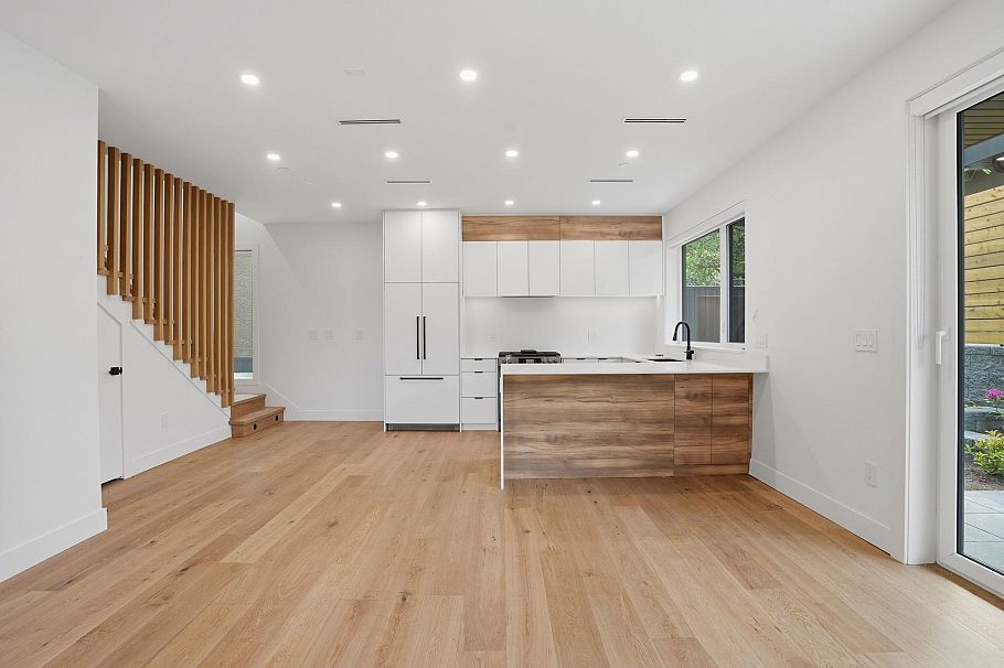 2 2438 E 20th Avenue Vancouver, BC - 9