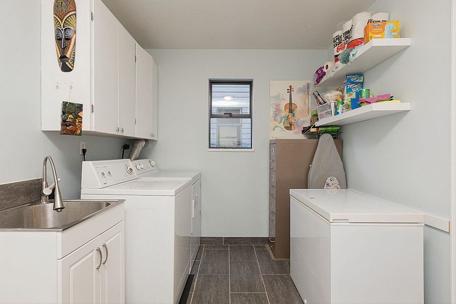 2102 Kirkstone Place North Vancouver, BC - 24