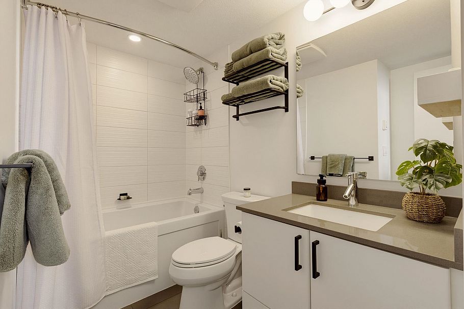 234 735 W 15th Street North Vancouver, BC - 15