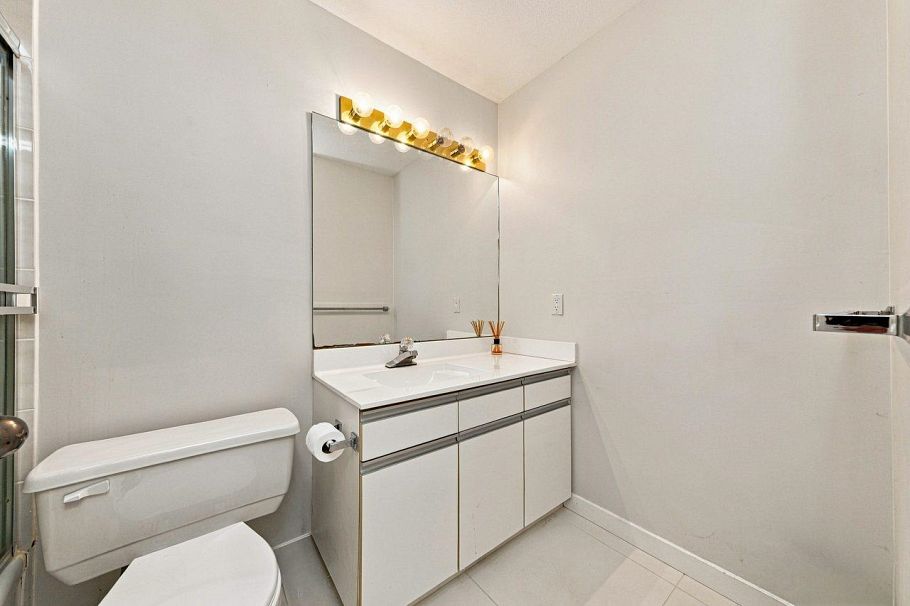 1039 W 29th Avenue Vancouver, BC - 31