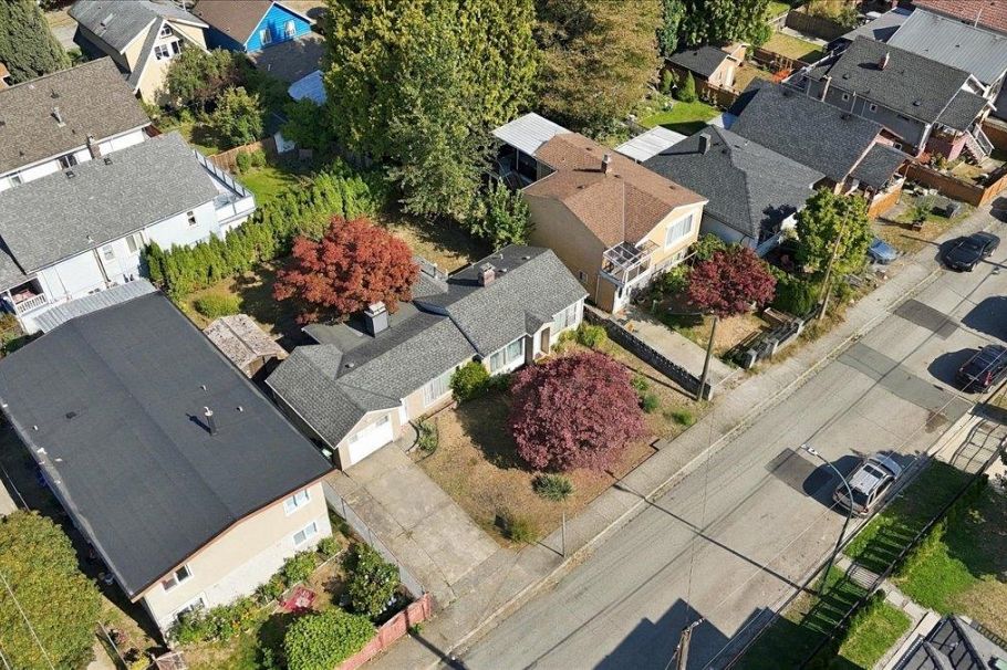 2219 E 25th Avenue Vancouver, BC - 11