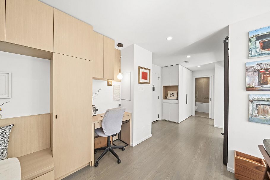 817 1445 Marpole Avenue Vancouver, BC - 3