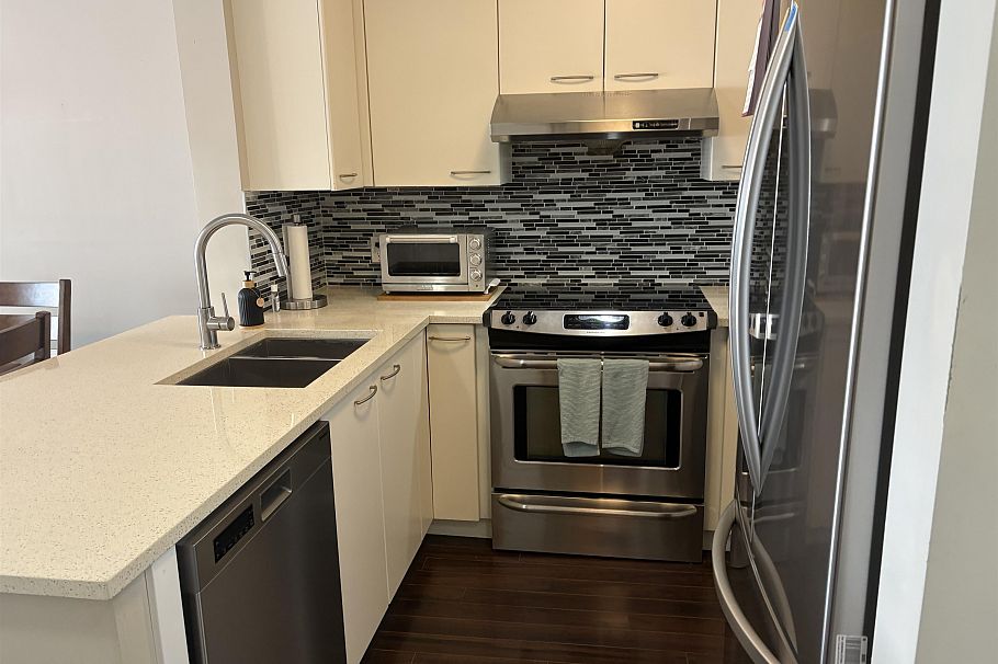 707 1575 W 10th Avenue Vancouver, BC - 2