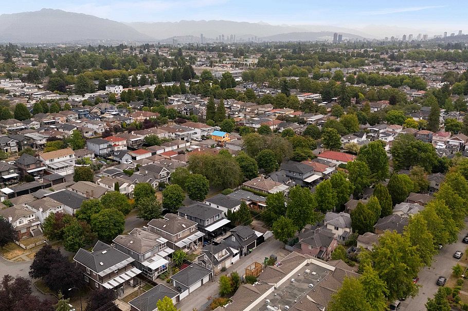 1038 E 51st Avenue Vancouver, BC - 39