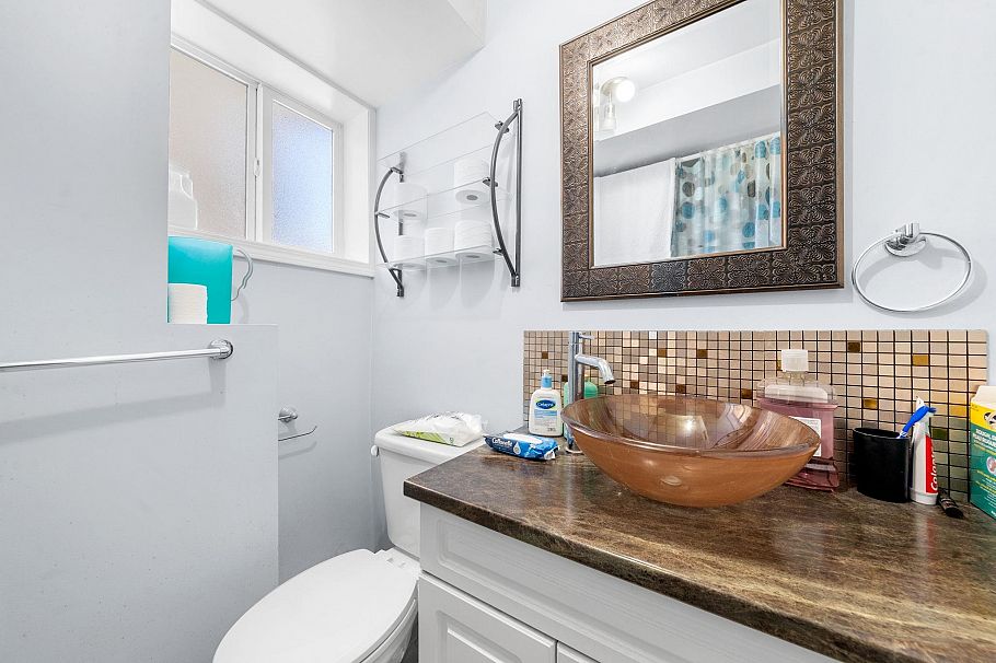 626 E 13th Street North Vancouver, BC - 32