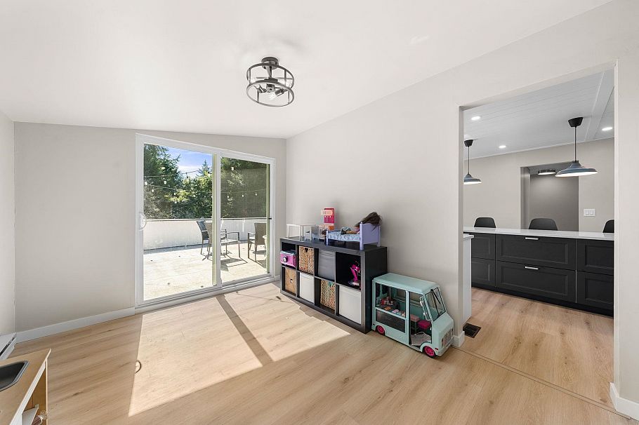 2763 Violet Street North Vancouver, BC - 17