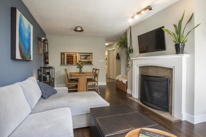 211 8460 Jellicoe Street Vancouver, BC - 1