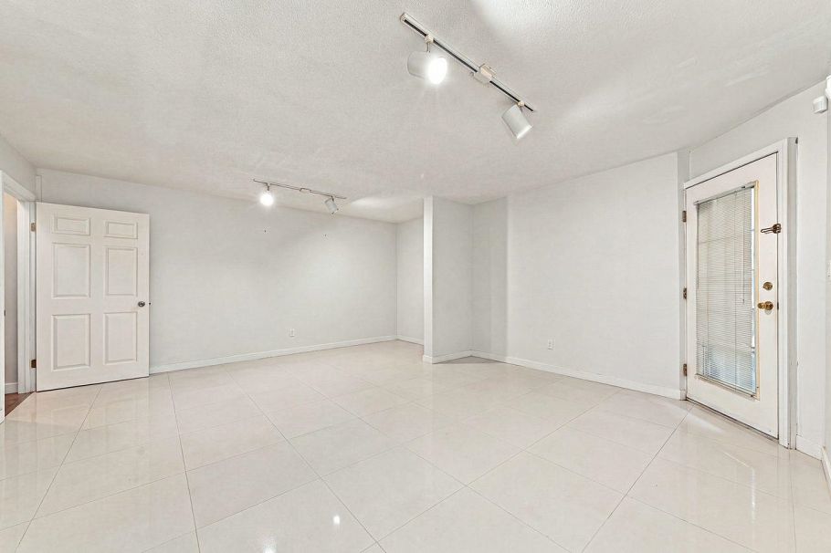 1039 W 29th Avenue Vancouver, BC - 30