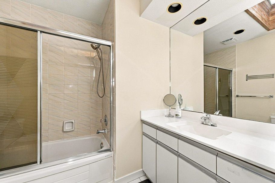 1039 W 29th Avenue Vancouver, BC - 29